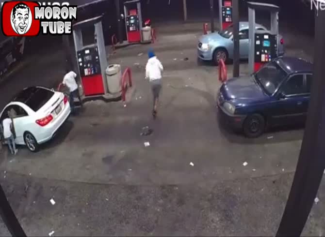 Video :Shooting by a gang in a petrol station